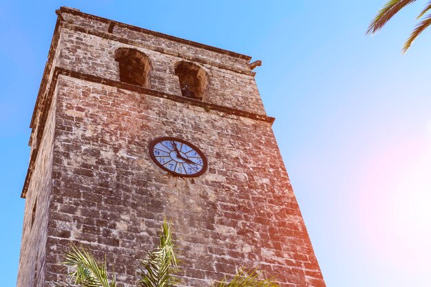 Der Glockenturm der Kirche St. Bartholomäus in der Altstadt von Xabia, auch bekannt als Javea, in Spanien.