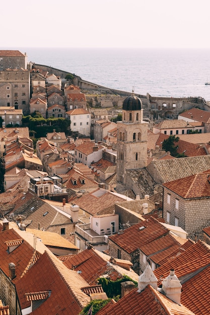 Der Glockenturm des Franziskanerklosters in Dubrovnik vor dem Hintergrund der Dächer der