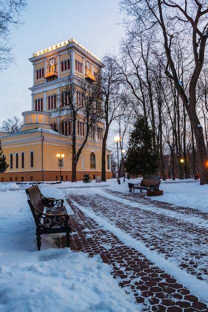 Der Glockenturm des Rumjanzew-Palastes in der blauen Winterstunde