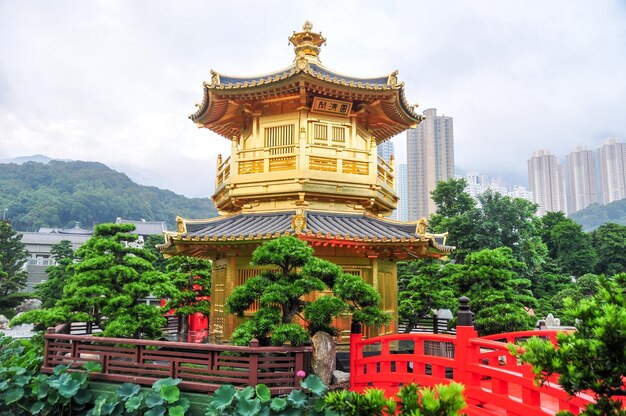 Foto der goldene pavillon und die rote brücke im nan lian garten in der nähe des chi lin nonnenklosters ein berühmtes wahrzeichen in hongkong