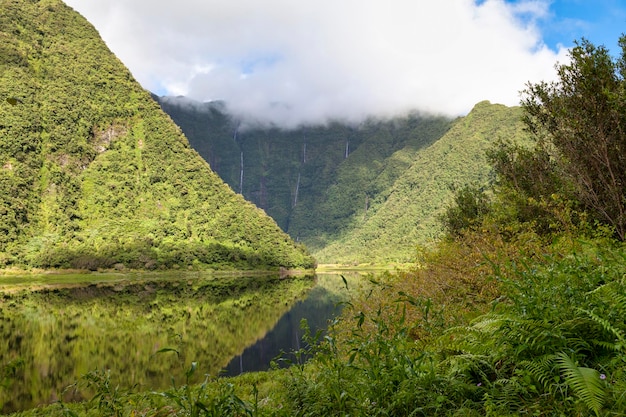 Der Grand Etang und die Wasserfälle von Bras d'Annette auf La Réunion befinden sich in der Gemeinde SaintBenoit in der Nähe von La PlainedesPalmistes im östlichen Teil der Insel
