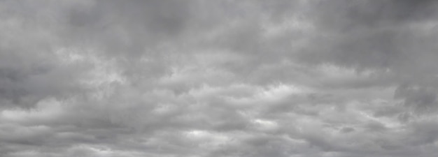 Der graue Himmel ist mit dichten Wolken bedeckt, Himmel vor dem Sturm, Herbst- und Winterhimmel