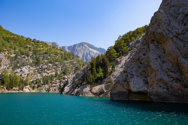 Der Green Canyon ist eine Touristenattraktion der Türkei Malerische Felsen, die von reinstem Wasser umspült werden