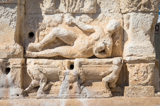Der griechische Brunnen befindet sich in Gallipoli, in der Nähe der Brücke, die die Neustadt mit der Altstadt verbindet. Dieser Brunnen ist der älteste in Italien und soll um das 3. Jahrhundert v. Chr. gebaut worden sein.