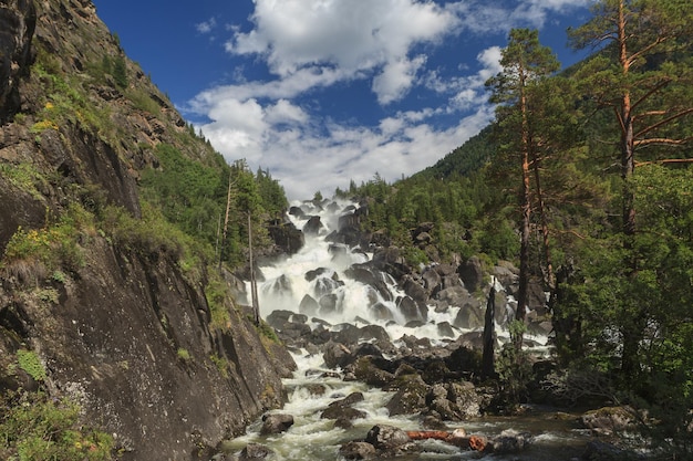 Der größte Wasserfall des Altai in der tiefen Schlucht der Tschultscha