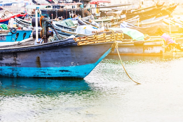 Der große Fischereihafen, voller Boote und Trawler? Asien.