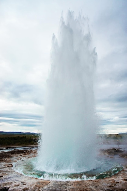 Der Große Geysir Geysir im Südwesten Islands Haukadalur-Tal Geysir, der aus dem Boden spritzt