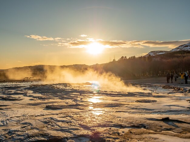 Der Große Geysir speit regelmäßig ein Naturphänomen mit heißen Quellen und ist eines der Wahrzeichen Islands