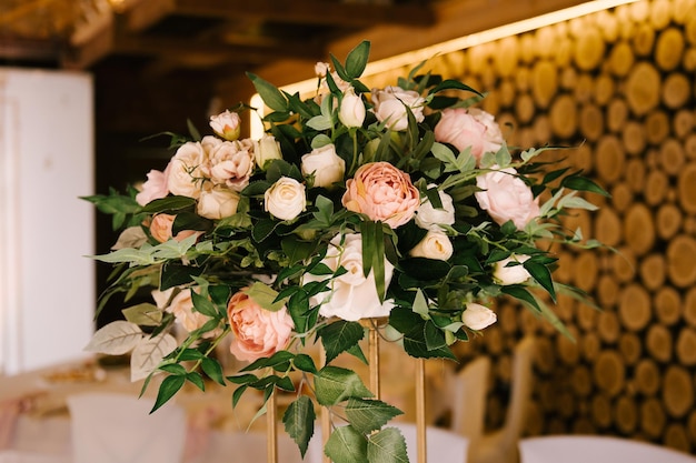 Foto der große helle saal ist mit blumen für die event-hochzeitsdekoration geschmückt