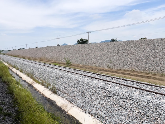 Der große Steinhaufen entlang der Bahnlinie für den Bau einer zweigleisigen Eisenbahn