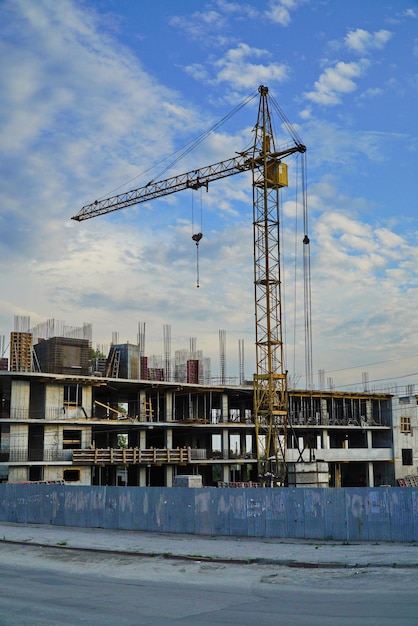 Der große Turmkran auf dem Bau des Einkaufszentrums gegen den Himmel