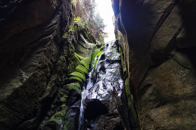 Der Große Wasserfall im Naturschutzgebiet Adrspach-Teplice Rocks, Tschechische Republik