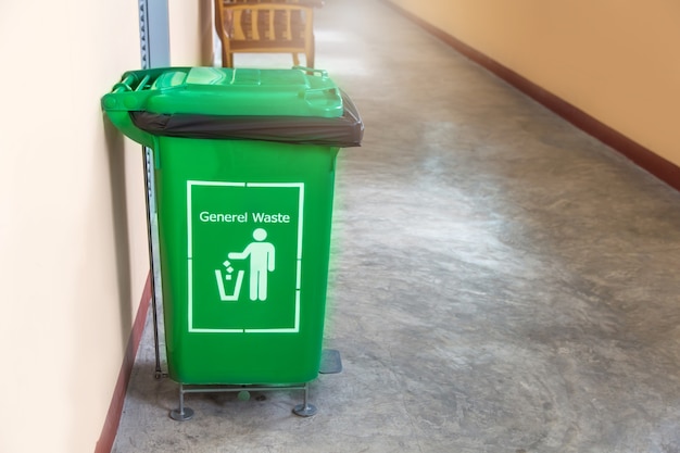 Der grüne Behälter für Recyclingmaterialien im Krankenhaus für gute Umwelt