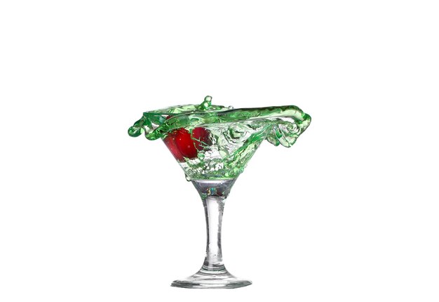 Der grüne Cocktail mit isoliert auf weißem Hintergrund