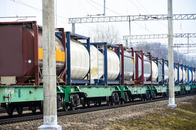 Der Güterzug fährt auf den Gleisen
