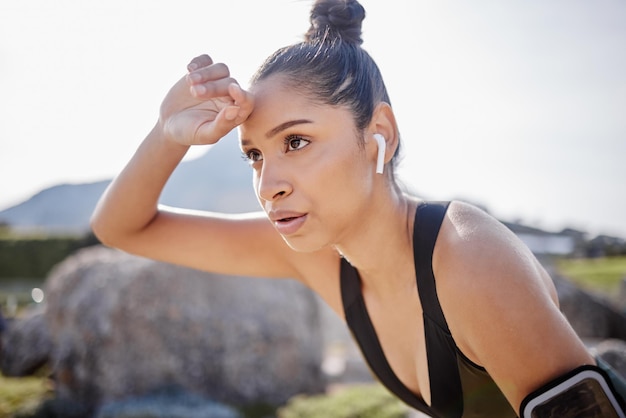 Der härteste Lauf bringt die höchste Belohnung Aufnahme einer jungen Frau, die nach einem Lauf im Freien eine Pause einlegt