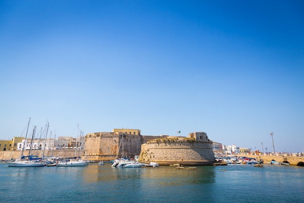 Der Hafen und die alten Mauern von Gallipoli, Region Apulien - Süditalien