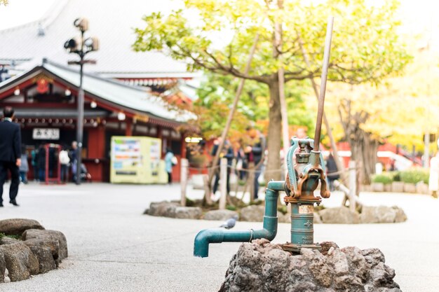 Der Hahn, der das Grundwasser in Sensoji-Tempel, Tokyo, Japan anschließt.