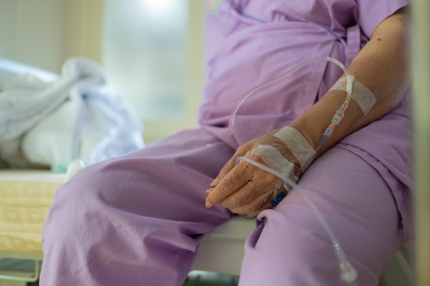 Foto der hand einer alten frau kochsalzlösung geben medizinische behandlungxa