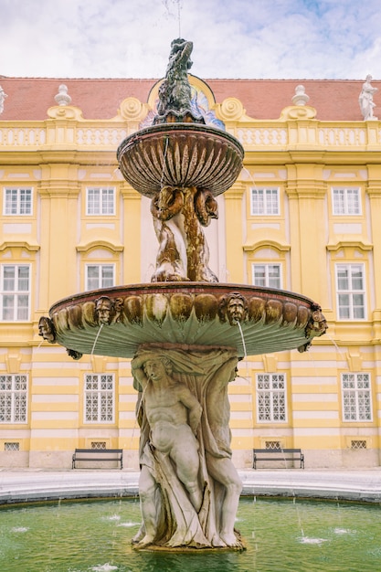 Der Haupteingang der Abtei Melk ist eine Benediktinerabtei oberhalb der niederösterreichischen Stadt Melk