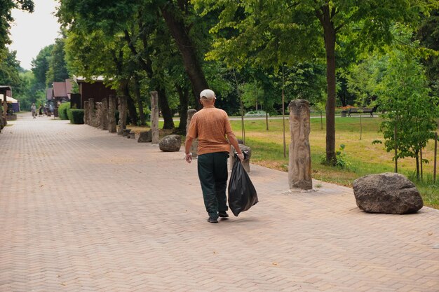 Der Hausmeister sammelt Müll im Park