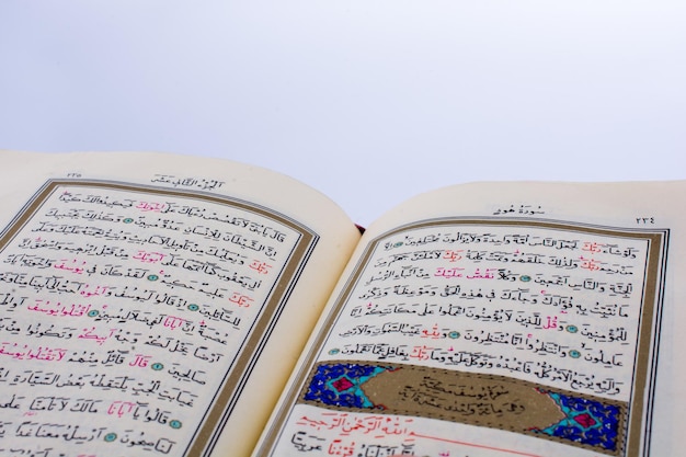 Der Heilige Koran auf weißem Hintergrund