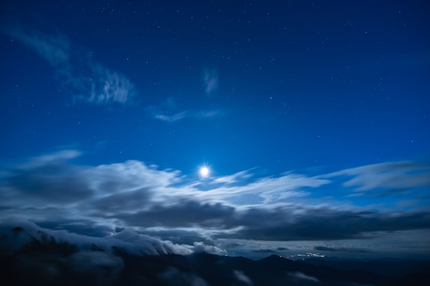 Der helle Mond auf dem Wolkenhintergrund