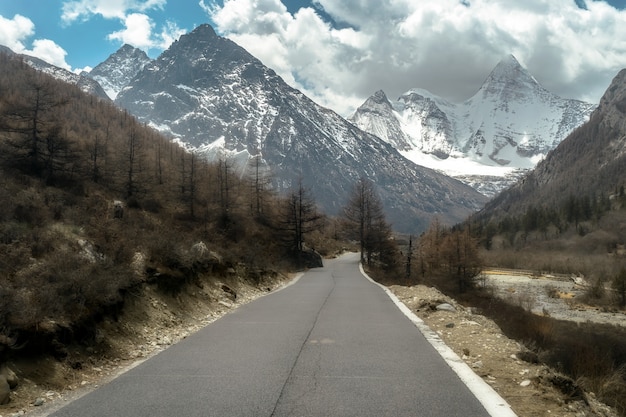 Der Herbst am Yading-Naturreservat in Daocheng-Grafschaft, China