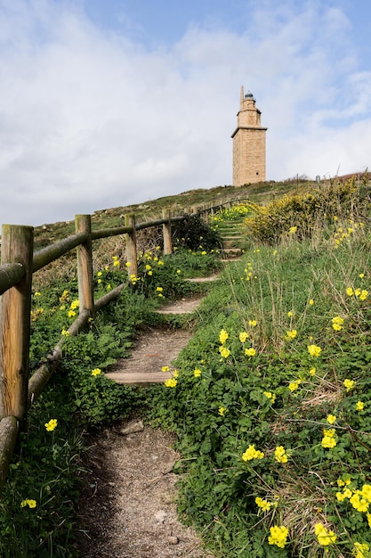 Foto der herkulesturm ist der älteste bekannte noch existierende leuchtturm, der im 1. jahrhundert erbaut wurde.