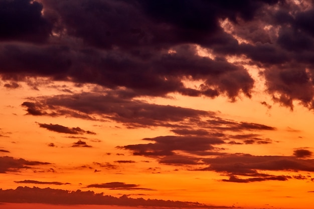 Foto der himmel bei sonnenuntergang ein farbenrausch