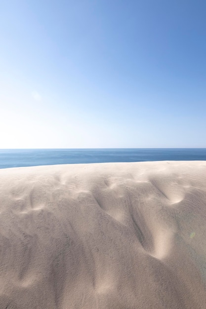 Der Himmel, das Meer und die Sanddünen als Hintergrund. Der Strand El Asperillo, Huelva, Spanien.