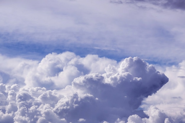 Der Himmel in den Wolken mit dem Sonnenlicht.