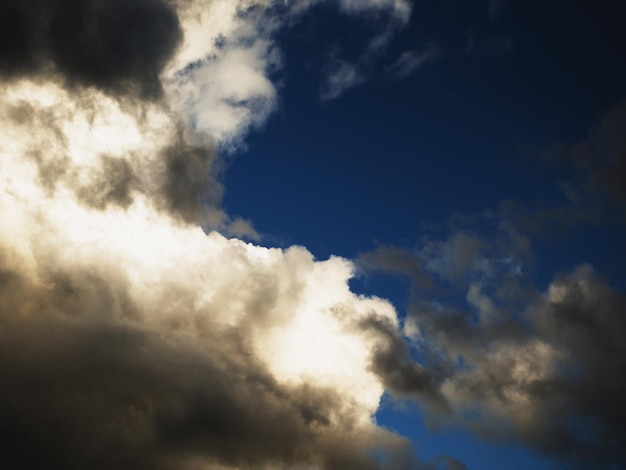 Der Himmel ist bei schlechtem Wetter vor einem Gewitter voller dunkler Wolken