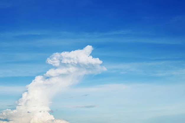 Der Himmel ist blau mit Wolken, die von Natur aus schön sind