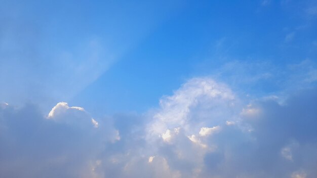 Der Himmel ist blau und weiß