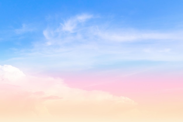 Der Himmel ist in hellen Pastellfarben.