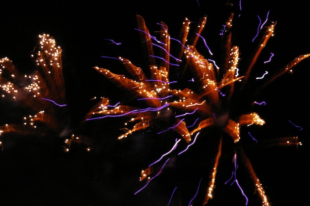 Foto der himmel ist mit feuercrackern beleuchtet.