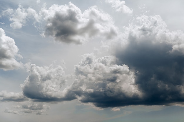 Der Himmel ist mit Wolken bedeckt Wetter vor einem Gewitter