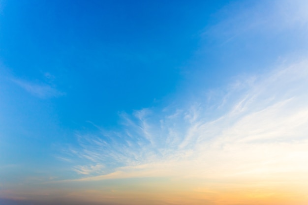 Der Himmel ist schön, wenn die Sonne am Morgen aufgeht