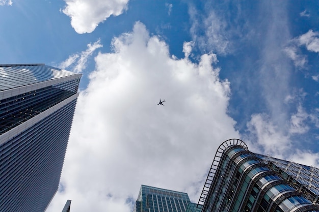 Der Himmel mit Flugzeug, umgeben von Wolkenkratzern