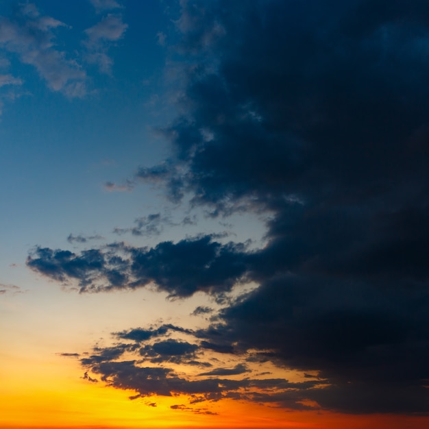 Der Himmel mit hellen Wolken, die nach Sonnenuntergang von der Sonne beleuchtet werden