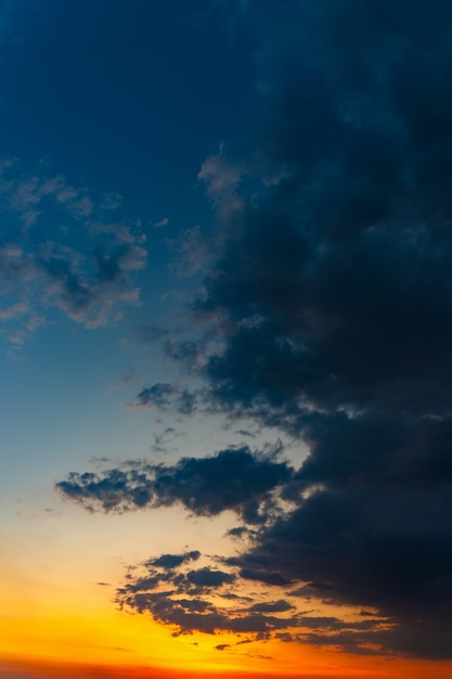 Foto der himmel mit hellen wolken, die nach sonnenuntergang von der sonne beleuchtet werden.