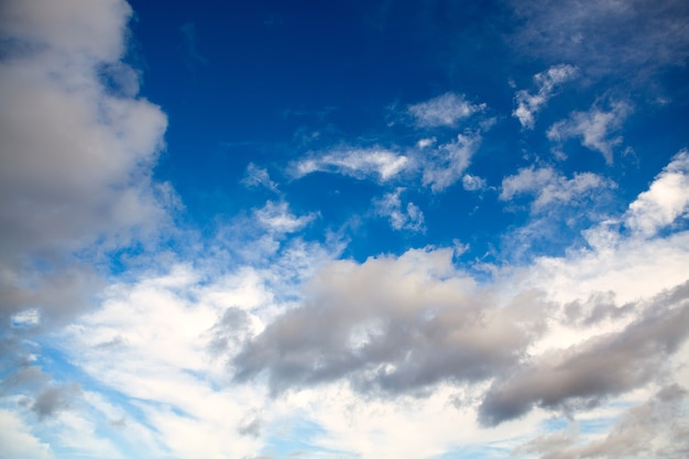 Der Himmel mit Wolken als Hintergrund