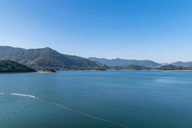 Der Himmel und der See sind blau und der Berg liegt dem See gegenüber