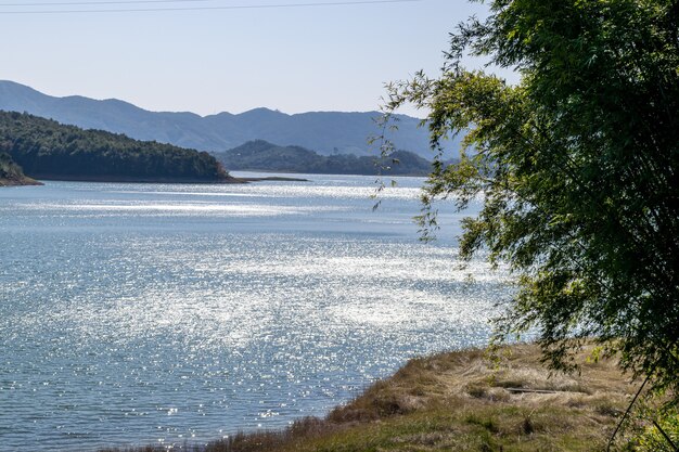 Der Himmel und der See sind blau