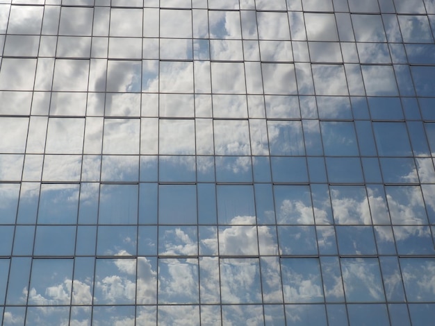 Der Himmel und die Glasfassade des Gebäudes Reflexion des blauen Himmels und der weißen Wolken auf dem Glas