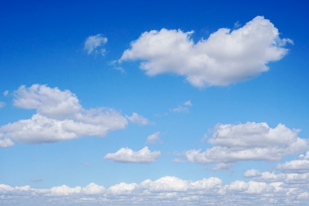 Der Himmel und die Wolken am Morgen, bevor der Regen fällt.