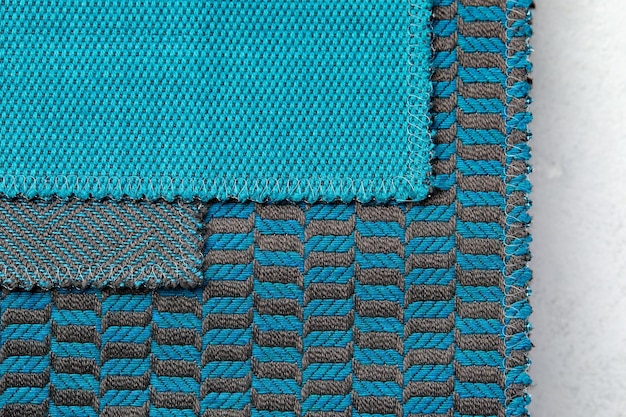 Der Hintergrund besteht aus mehreren Arten von alten farbigen Kacheln mit unterschiedlichen Mustern in Blautönen