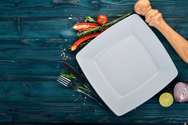 Der Hintergrund des Kochens Teller mit frischem Gemüse Auf einer Holzoberfläche Draufsicht Kopieren Sie Platz