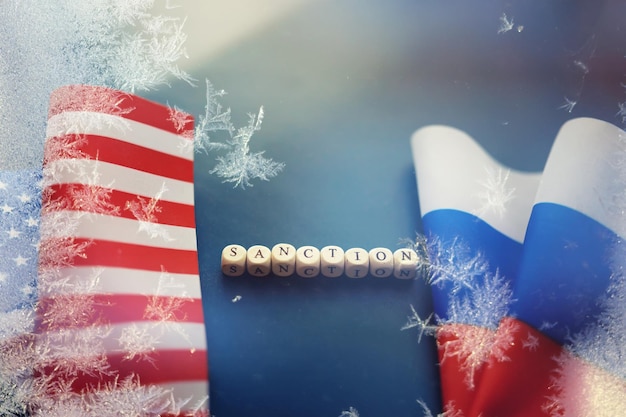 Der Hintergrund ist politisch. Amerikanische und russische Flagge im Hintergrund. US-Sanktionen gegen Russland. Verschlimmerung dipomotischer Beziehungen.